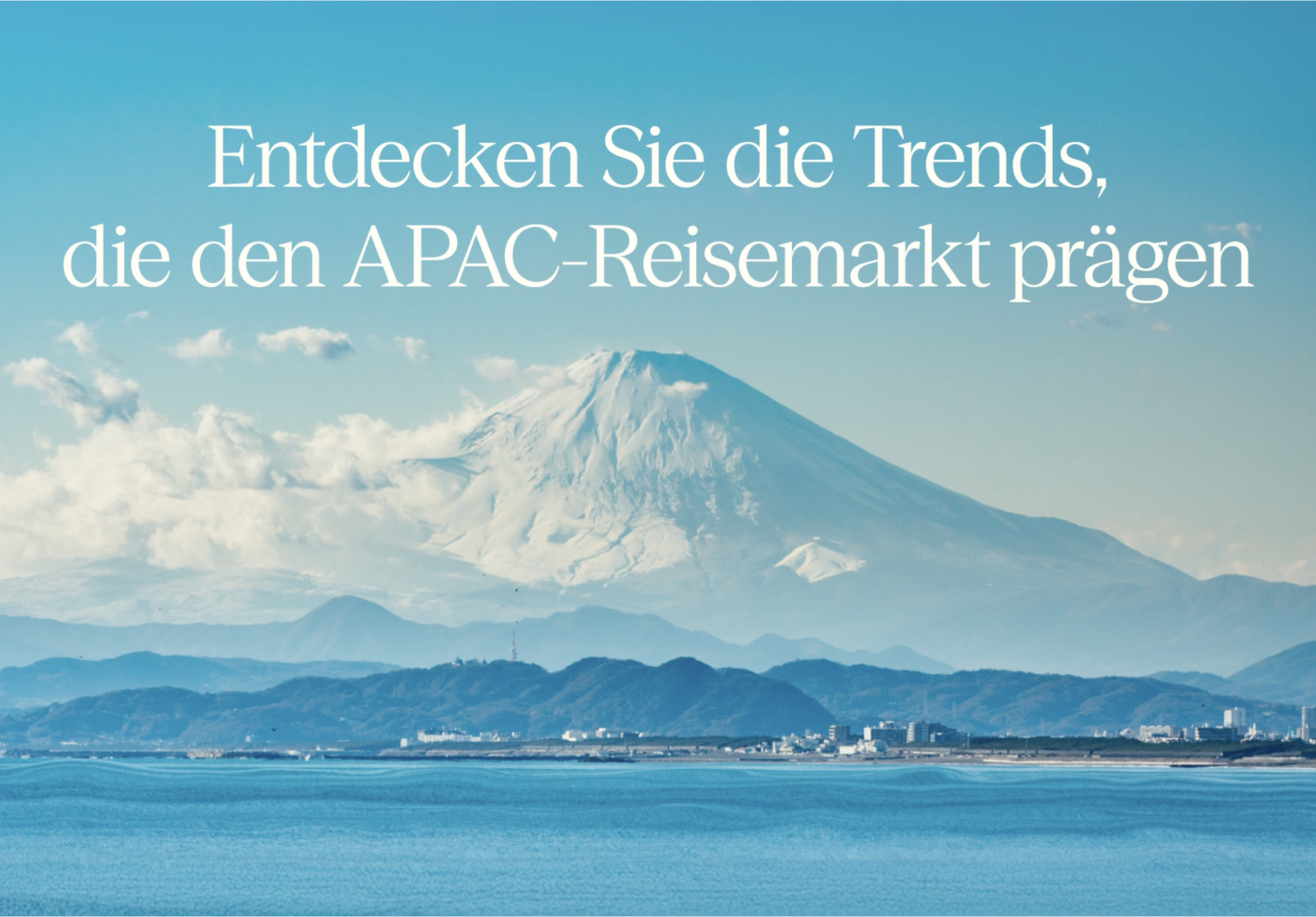 Weitläufige Landschaftsansicht eines schneebedeckten Berges, der sich in der Ferne hinter ruhigem blauem Wasser erhebt, mit niedrigen Hügeln am Fuß des Berges, sanften weißen Wolken in der Bildmitte und einem klaren, strahlend blauen Himmel über dem Berg. Darüber befindet sich die Überschrift „Entdecken Sie die Signale, die die Zukunft in APAC prägen“ sowie das Logo der Expedia Group am unteren Rand.