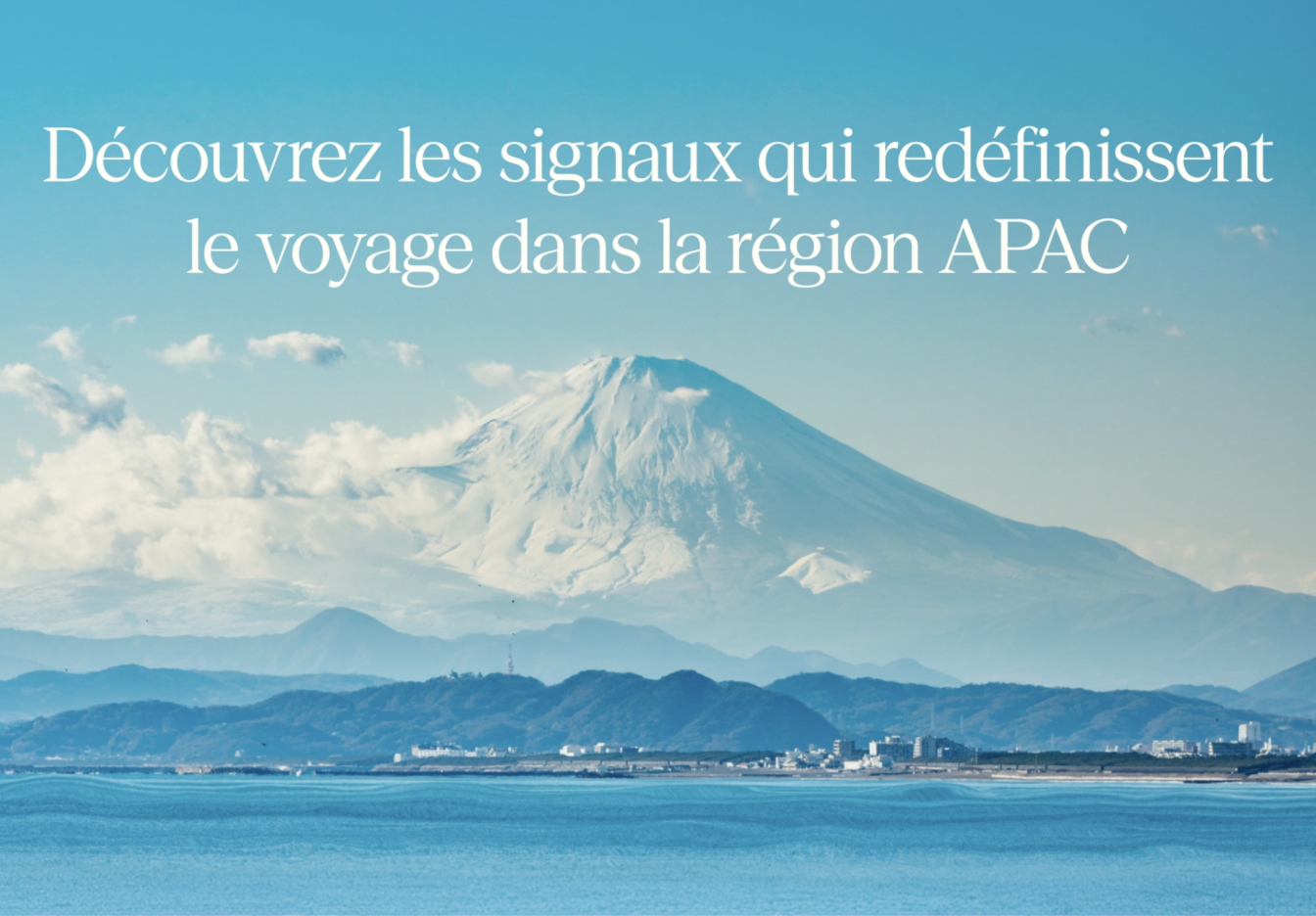 Vue panoramique d’une montagne aux sommets enneigés se dressant au loin, au-delà d’une eau bleue et calme, avec, à ses pieds, des collines basses longeant le rivage ; au centre de la scène, de doux nuages blancs, et au-dessus, un ciel bleu clair lumineux. On peut lire le titre « Uncover the signals shaping what’s next in APAC » (Découvrez les signaux qui façonnent l’avenir du voyage dans la région APAC) et le logo d’Expedia Group, en bas de l’image.