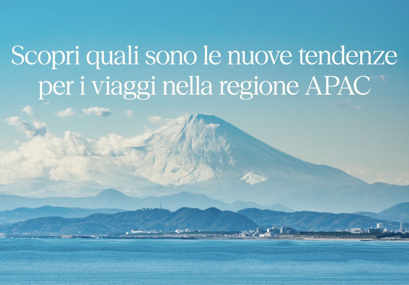 Ampia veduta panoramica di una montagna innevata che si erge in lontananza su calme acque blu, con basse colline lungo la riva ai suoi piedi, morbide nuvole bianche al centro della scena e un cielo limpido e di un blu brillante sopra di essa. In sovrimpressione è riportato il titolo "Uncover the signals shaping what’s next in APAC", con il logo di Expedia Group in basso.