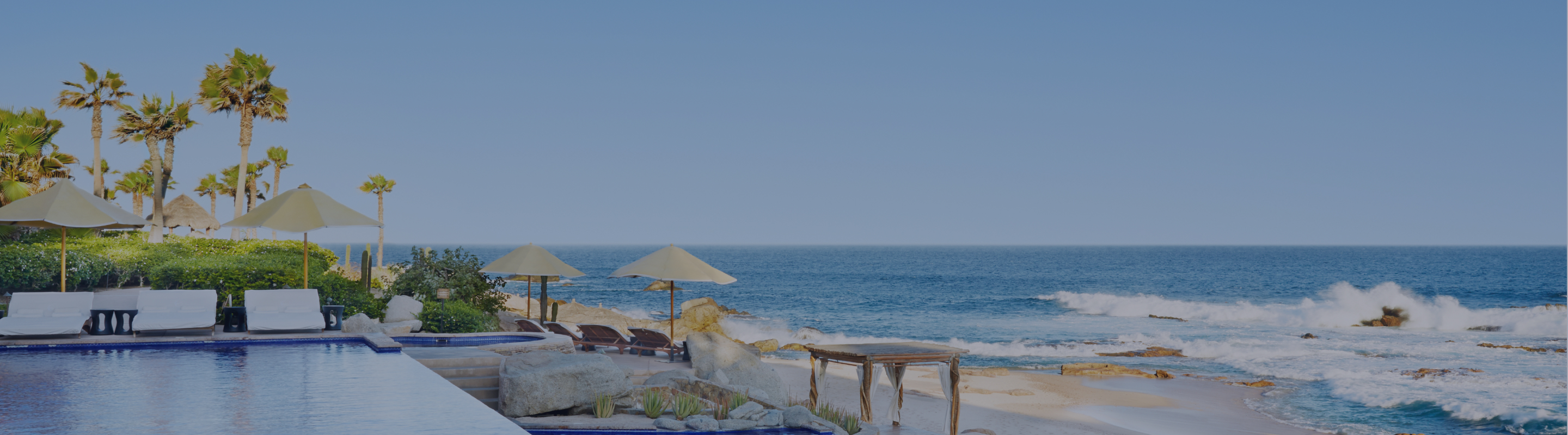 Salón exterior de un hotel en el desierto