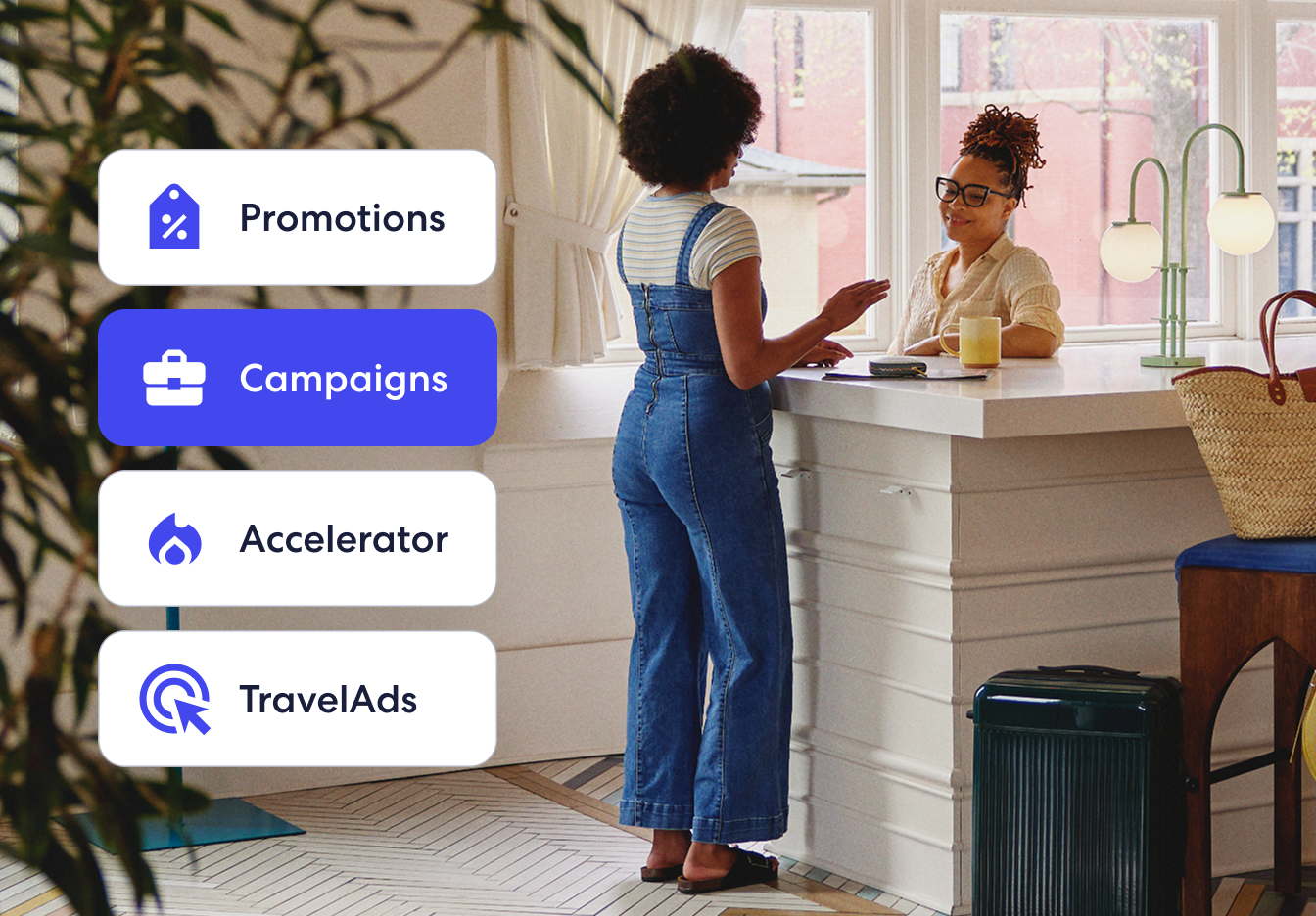 Deux personnes interagissant au comptoir, avec une interface utilisateur mobile affichant des outils d’hôtels partenaires indiquant Promotions, Campaigns, Accelerator et TravelAds, combinant un contexte réel avec des éléments d’interface de produits numériques.